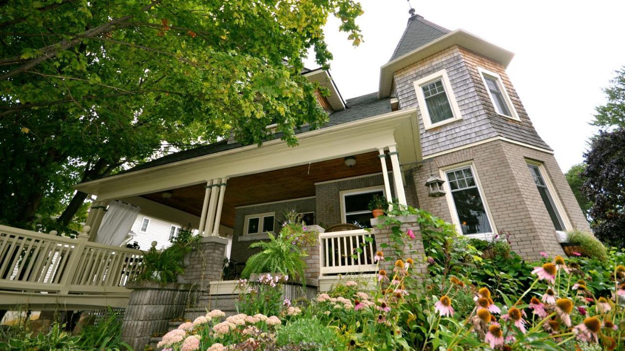 Creighton Manor Inn Bed & Breakfast Orillia Exterior photo