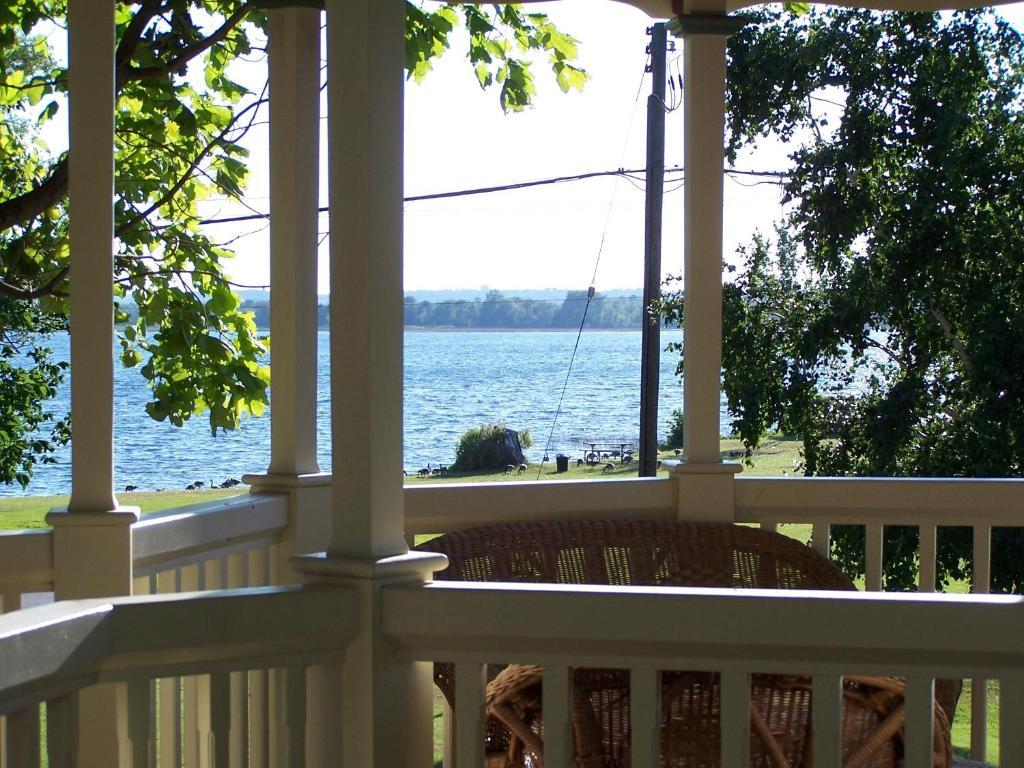 Creighton Manor Inn Bed & Breakfast Orillia Exterior photo