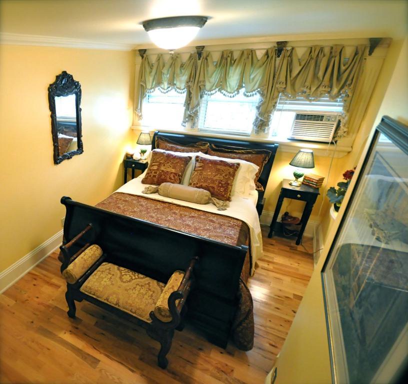 Creighton Manor Inn Bed & Breakfast Orillia Room photo