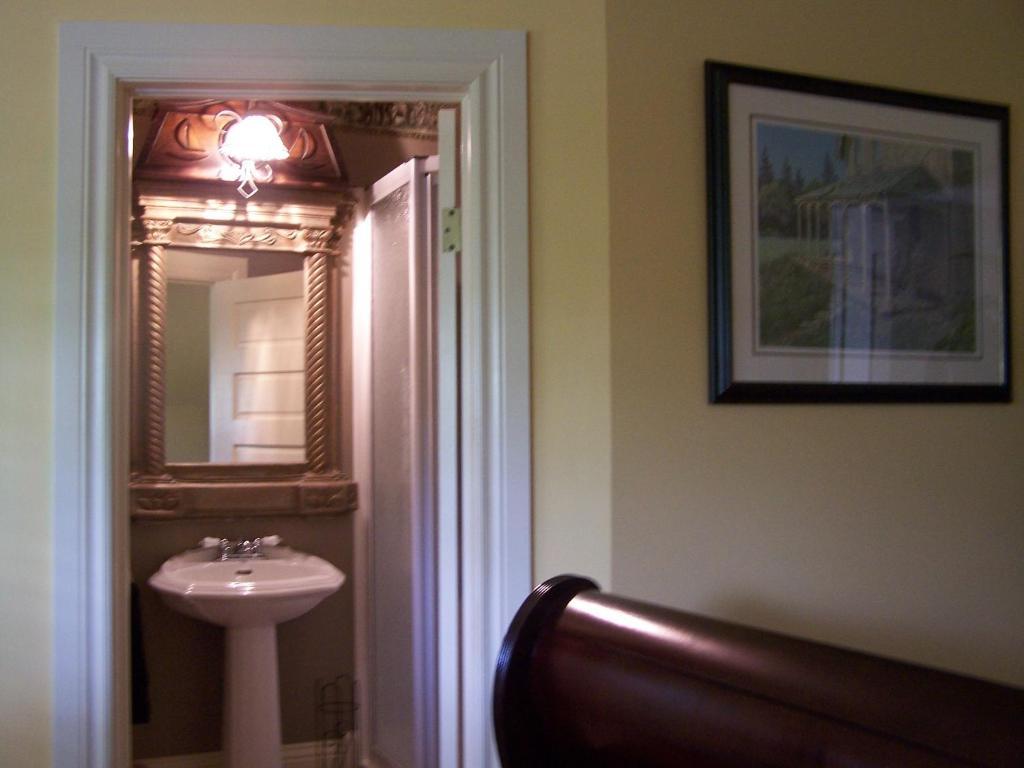 Creighton Manor Inn Bed & Breakfast Orillia Room photo