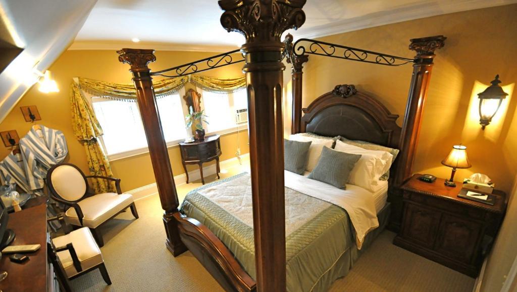 Creighton Manor Inn Bed & Breakfast Orillia Exterior photo